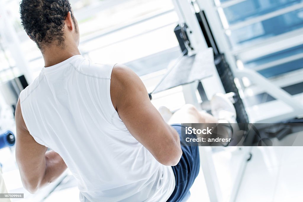 Homme travaillant dans la salle de gym - Photo de Adulte libre de droits