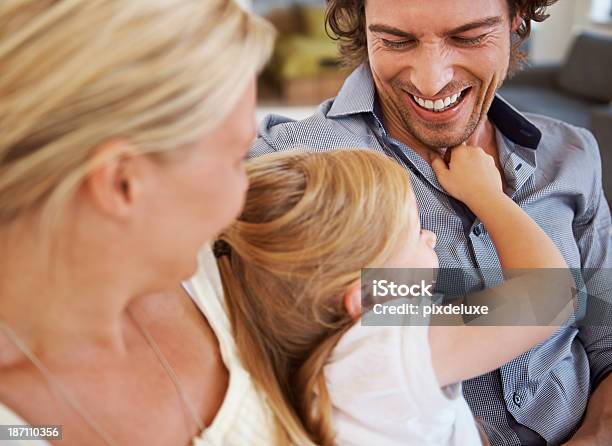 Familia Divirtiéndose Foto de stock y más banco de imágenes de Actividades recreativas - Actividades recreativas, Adulto, Aferrarse