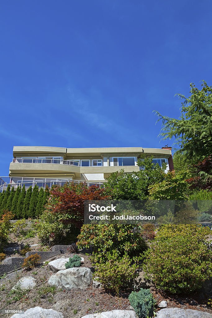 Casa di lusso si trova su una collina - Foto stock royalty-free di Ambientazione esterna