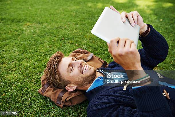 Photo libre de droit de Dun Ebook Dans Le Parc banque d'images et plus d'images libres de droit de Lire - Lire, Prise de vue en extérieur, Personnes masculines