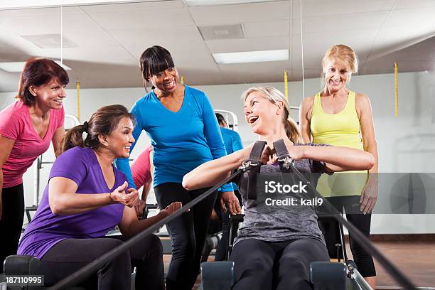 Aula De Pilates - Fotografias de stock e mais imagens de 20-29 Anos - 20-29 Anos, 50 Anos, 60-69 Anos