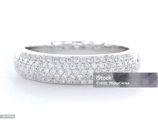 Foto de Mulhers Platinum E Diamond O Anel De Casamento e mais fotos de stock de Anel de Diamante - Anel de Diamante, Diamante - Pedra preciosa, Joia