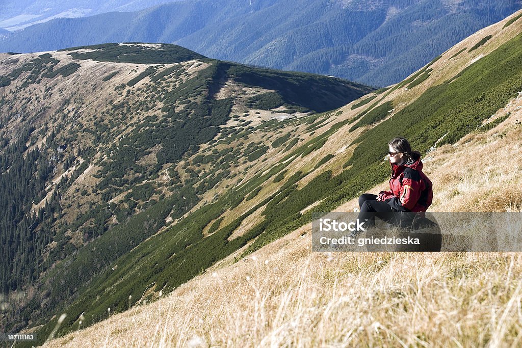 Meditazione nella soleggiata montagne - Foto stock royalty-free di Adulto