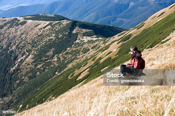 Meditazione Nella Soleggiata Montagne - Fotografie stock e altre immagini di Adulto - Adulto, Albero, Ambientazione esterna