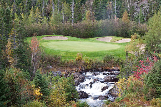 malerischen golfplatz green - terra nova bay stock-fotos und bilder