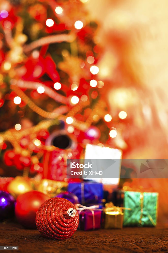 Рождественский подарок в красном дерево - Стоковые фото Ёлочные игрушки роялти-фри