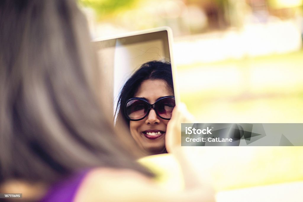 Giovane donna indiana con Digital Tablet prendendo Autoritratto - Foto stock royalty-free di Adulto