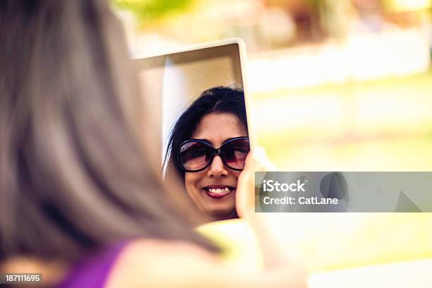 Молодая Индийская Женщина С Цифровой Планшет Участие Self Portrait — стоковые фотографии и другие картинки 20-29 лет