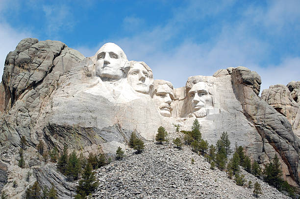 brillamment radieux vue sur le monument national du mont rushmore - mt rushmore national monument photos et images de collection