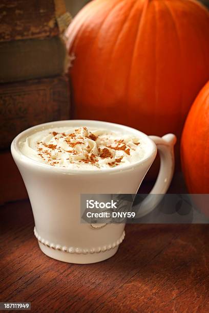 Тыквенный Латте И Pumpkins On Wood Поверхности — стоковые фотографии и другие картинки Без людей - Без людей, Блюдце, Вертикальный