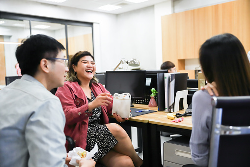 During the company's lunch break, employees decide to order takeout from a nearby restaurant and enjoy their lunch in the office. The office is filled with the lively chatter of colleagues who are savoring their meals and taking a break.