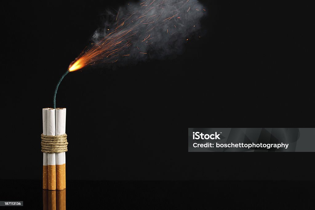 Bastone di dinamite, sigaretta fumatori di rischio - Foto stock royalty-free di Dinamite