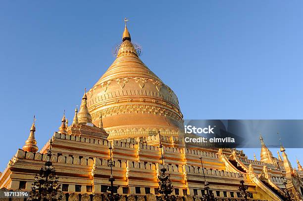 Shwezigon Paya Tempel Von Bagan Birma Stockfoto und mehr Bilder von Außenaufnahme von Gebäuden - Außenaufnahme von Gebäuden, Balkon, Bauwerk