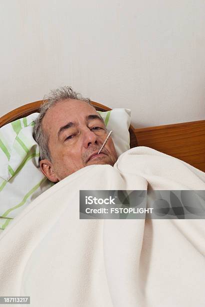 Chory Człowiek Z Grypy W Łóżku - zdjęcia stockowe i więcej obrazów 55-59 lat - 55-59 lat, Choroba, Człowiek dojrzały