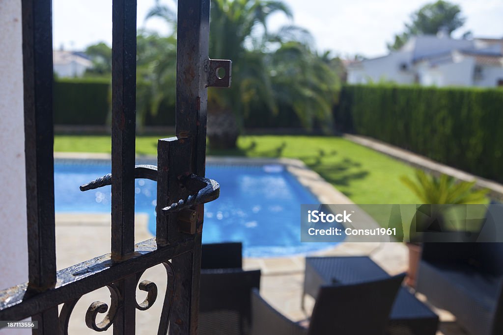 Detrás de bares - Foto de stock de Piscina libre de derechos