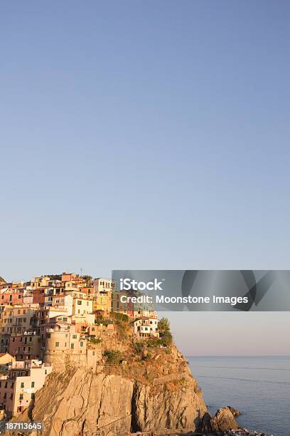 Manarola No Cinque Terre Itália - Fotografias de stock e mais imagens de Aldeia - Aldeia, Aldeia de Pescador, Ao Ar Livre