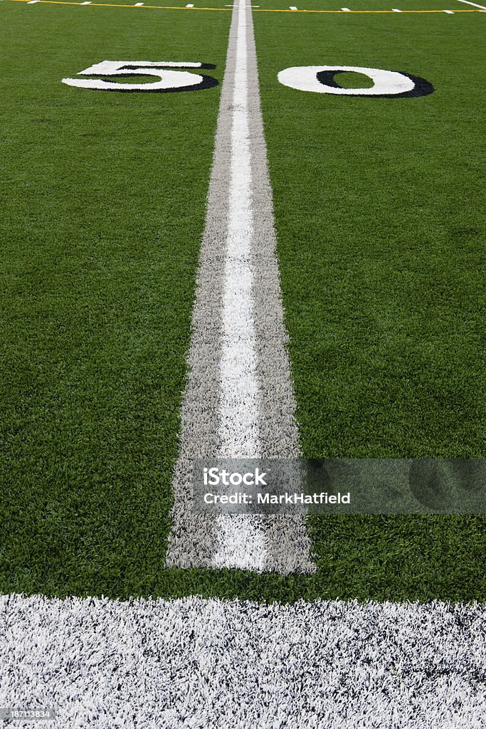 Ligne des 50 yards sur le terrain de Football américain - Photo de 2000-2009 libre de droits
