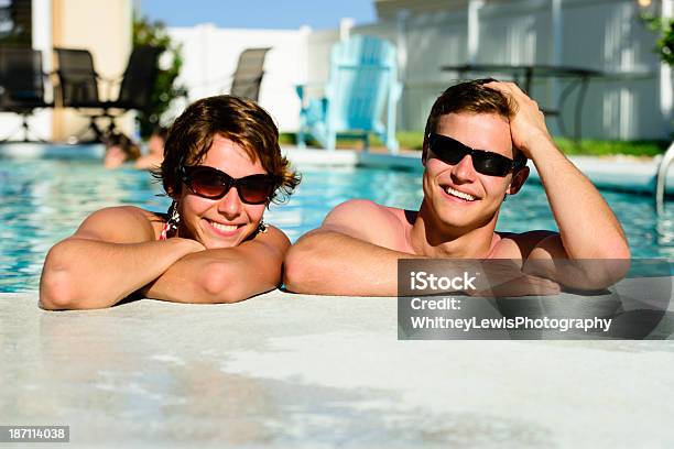 Casal Atraente Na Piscina - Fotografias de stock e mais imagens de 25-29 Anos - 25-29 Anos, Adulto, Alegria