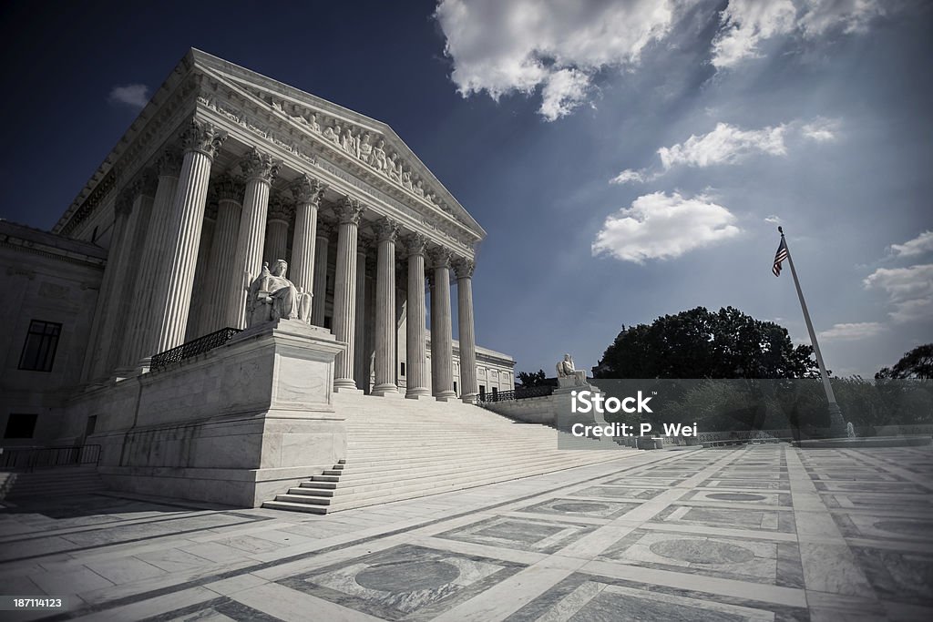 Tribunal supremo con cielo dramático - Foto de stock de Tribunal supremo libre de derechos