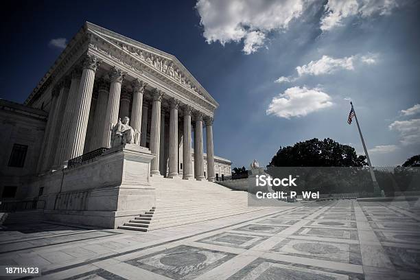 Tribunal Supremo Con Cielo Dramático Foto de stock y más banco de imágenes de Tribunal supremo - Tribunal supremo, Tribunal Supremo de los Estados Unidos - Washington DC, Bandera