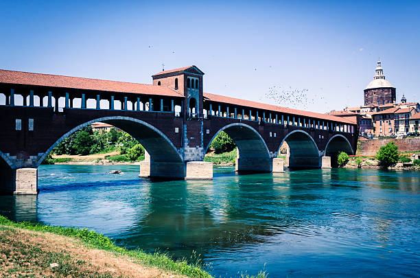 pavia-ponte coberta, santo stefano catedral, rio de ticino - europe arch bridge stone bridge covered bridge imagens e fotografias de stock