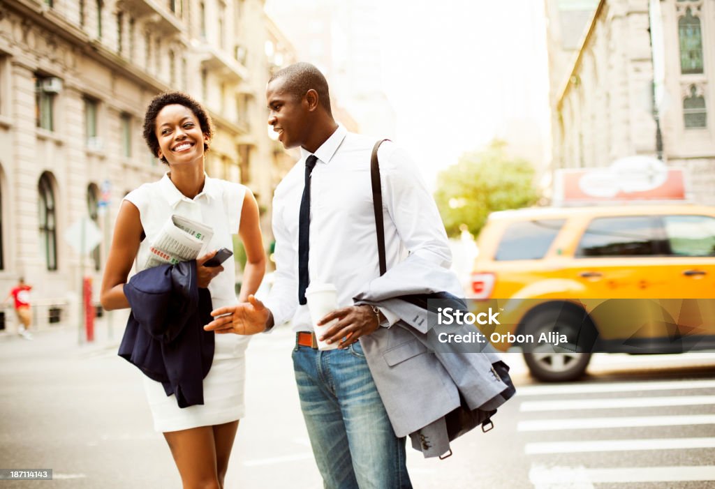 Souriant Homme d'affaires et Femme d'affaires marchant avec des tasses à café - Photo de D'origine africaine libre de droits
