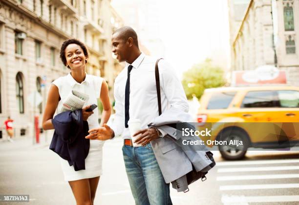 Photo libre de droit de Souriant Homme Daffaires Et Femme Daffaires Marchant Avec Des Tasses À Café banque d'images et plus d'images libres de droit de D'origine africaine