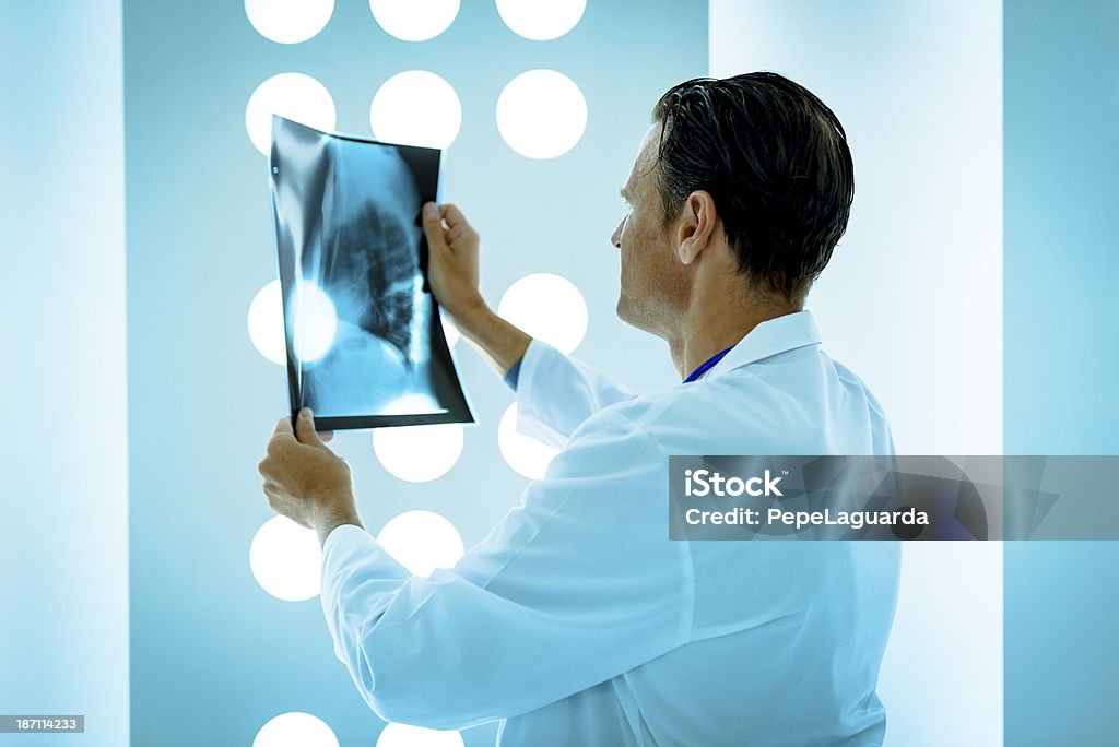 Arzt überprüfen X-Ray - Lizenzfrei 40-44 Jahre Stock-Foto