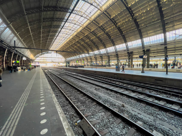 istock Vanishing point inside Amsterdam Centraal Station 1871143773