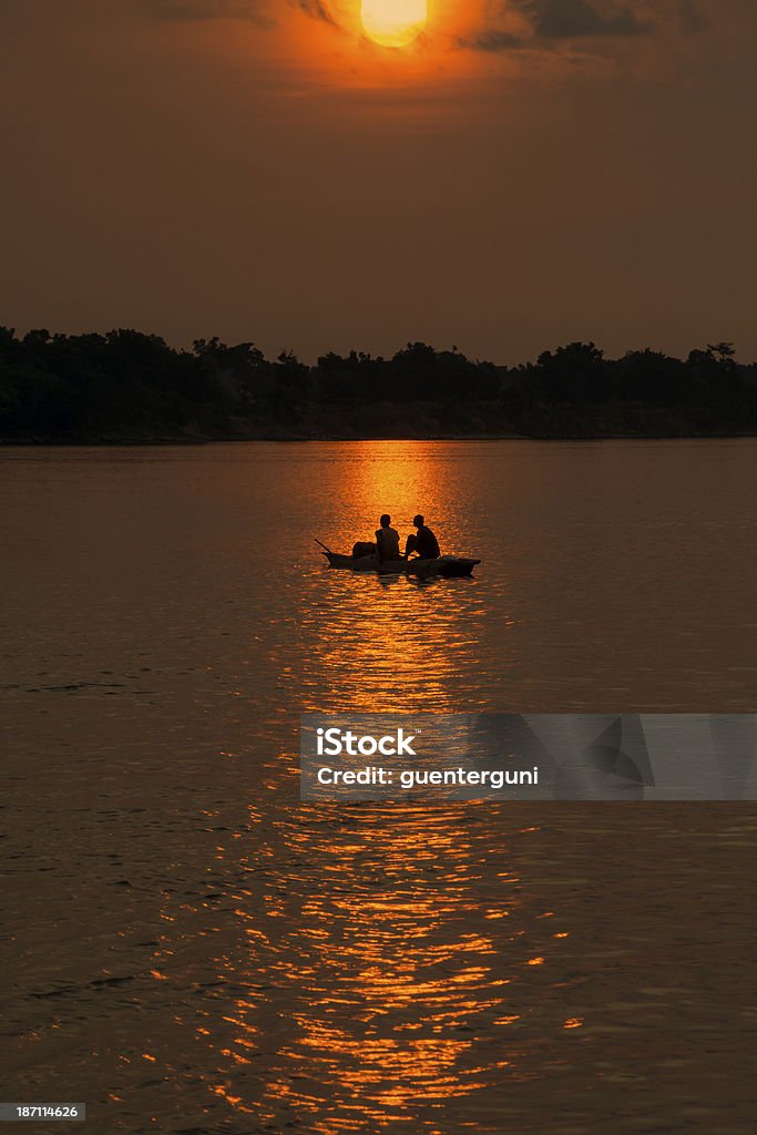 Пирога (Долблёное каноэ) на закате, Река Конго - Стоковые фото Река Конго роялти-фри