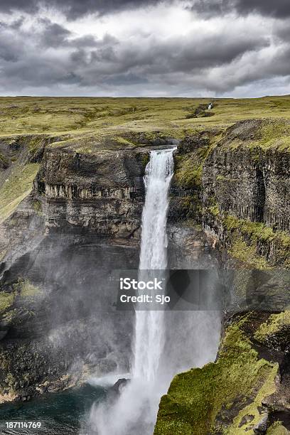 Haifoss Waterfall - zdjęcia stockowe i więcej obrazów Bez ludzi - Bez ludzi, Chmura, Dzień