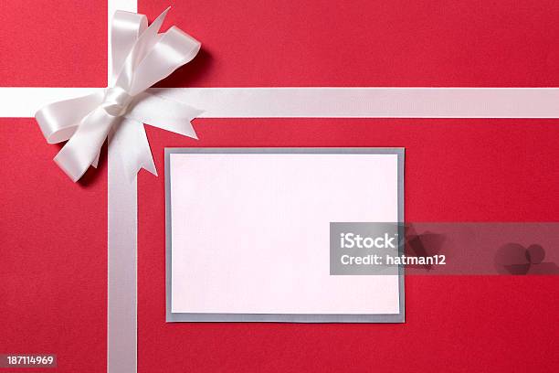 Красный Подарок С Пустой Карты — стоковые фотографии и другие картинки Конверт - Конверт, Без людей, Рождество