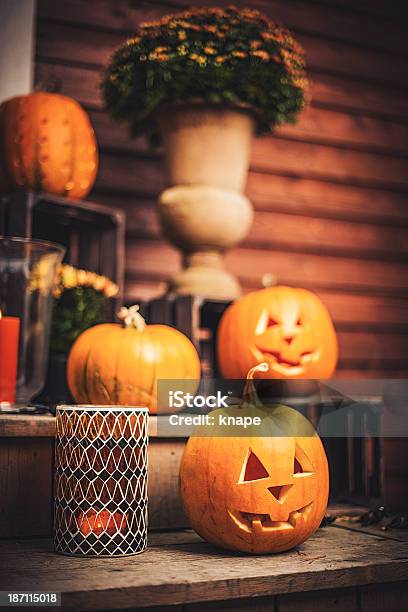 Abóboras De Halloween Passo Em Frente Com Decorações De - Fotografias de stock e mais imagens de Abóbora-Menina - Cucúrbita
