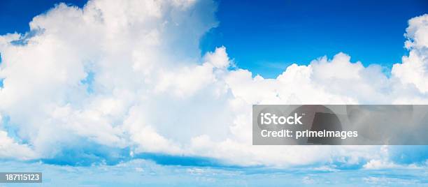 Espectacular Cielo Nublado Foto de stock y más banco de imágenes de Abstracto - Abstracto, Aire libre, Ajardinado