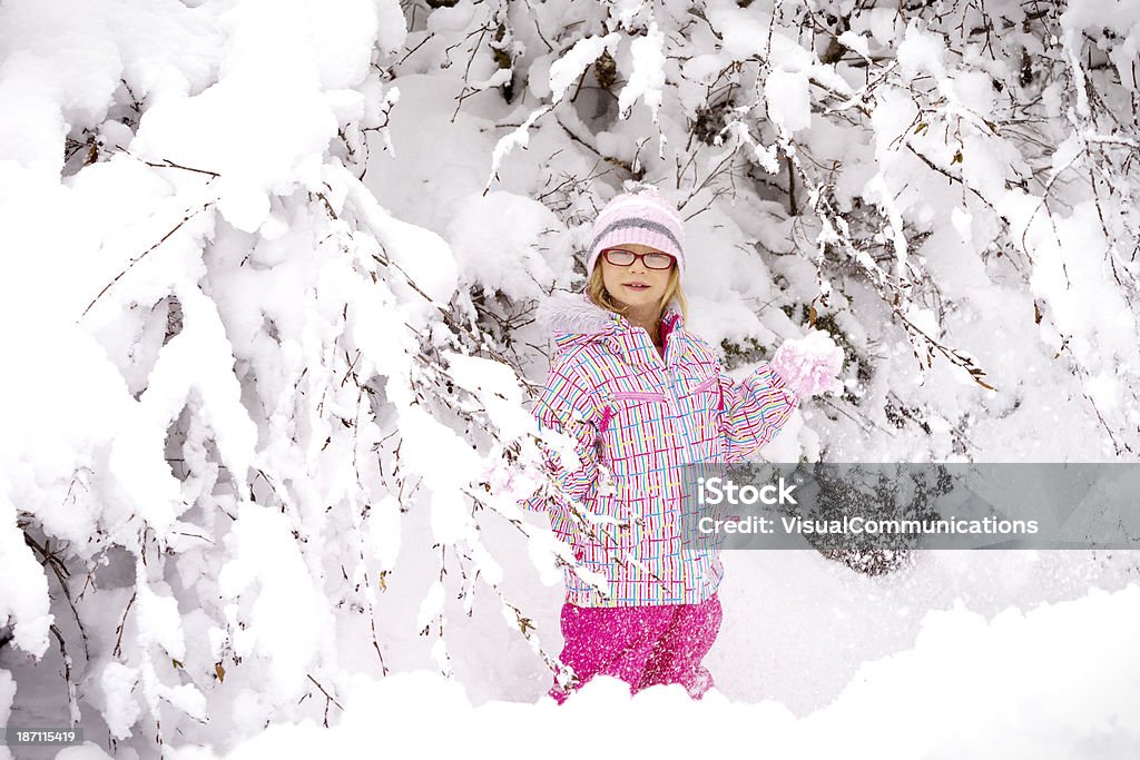 Jeune fille jouant dans la neige. - Photo de A la mode libre de droits