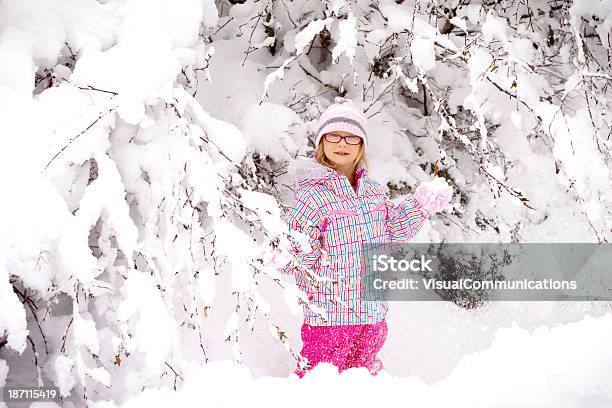 Photo libre de droit de Jeune Fille Jouant Dans La Neige banque d'images et plus d'images libres de droit de A la mode - A la mode, Anticipation, Aventure