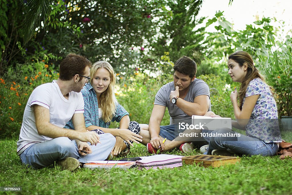 Groupe de jeunes amis dans le parc - Photo de Activités de week-end libre de droits