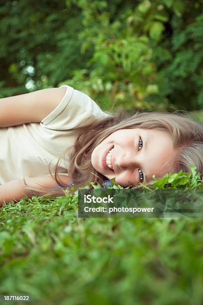 Menina Em Relva - Fotografias de stock e mais imagens de 12-13 Anos - 12-13 Anos, Adolescente, Alegria