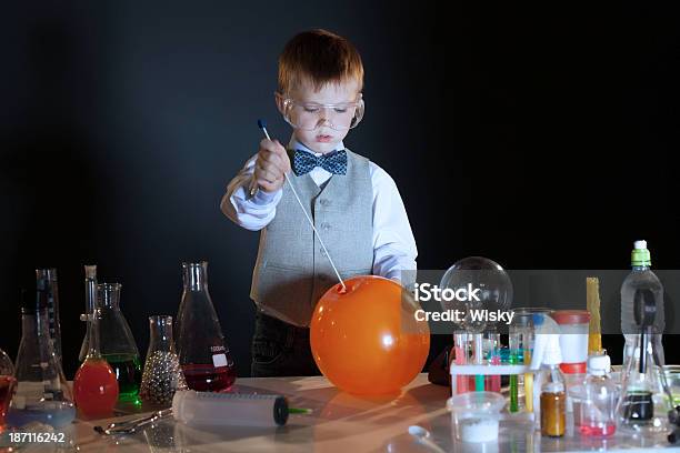 Foto de Imagem De Concentrado Aluno Pierces Balão Em Laboratório e mais fotos de stock de Aluno