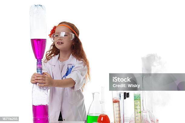 세심한 여학생 수행 실험 STEM-주제에 대한 스톡 사진 및 기타 이미지 - STEM-주제, 과학, 과학 실험