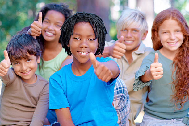 positif sur leur avenir - hand sign human hand ok sign grass photos et images de collection