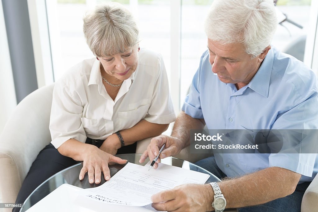 Sênior casal Leia o formulário de seguro de vida - Foto de stock de Acordo royalty-free