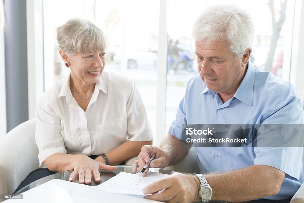 Ältere paar Kauf life insurance - Lizenzfrei Alter Erwachsener Stock-Foto