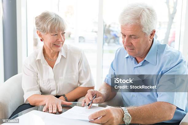 Ältere Paar Kauf Life Insurance Stockfoto und mehr Bilder von Alter Erwachsener - Alter Erwachsener, Dokument, Unterschreiben