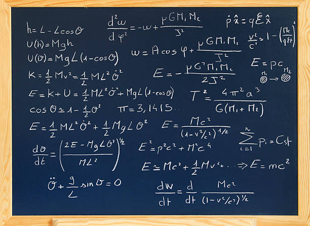 Equações no quadro-negro - foto de acervo