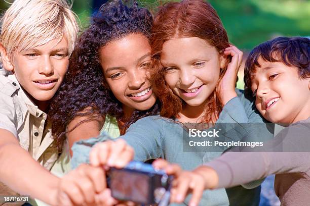 Spuren Kindheit Sommer Momente Stockfoto und mehr Bilder von Blick in die Kamera - Blick in die Kamera, Blondes Haar, Digital Native