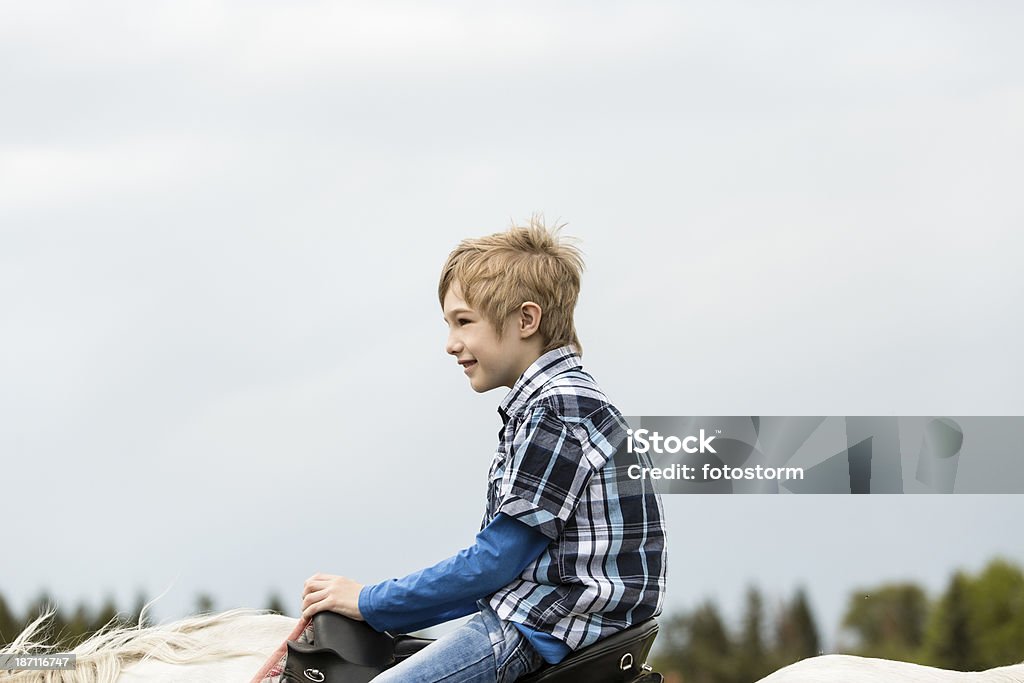 Enfant chevauchant un cheval à l'extérieur - Photo de 6-7 ans libre de droits