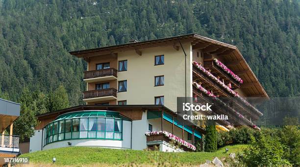 Hotel At Skiresort W Lecie - zdjęcia stockowe i więcej obrazów Dom wakacyjny - Dom wakacyjny, Tyrol, Alpy
