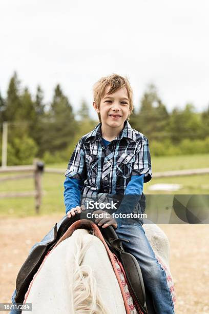 Niño Montar A Caballo Al Aire Libre Foto de stock y más banco de imágenes de 6-7 años - 6-7 años, Actividad, Actividades recreativas