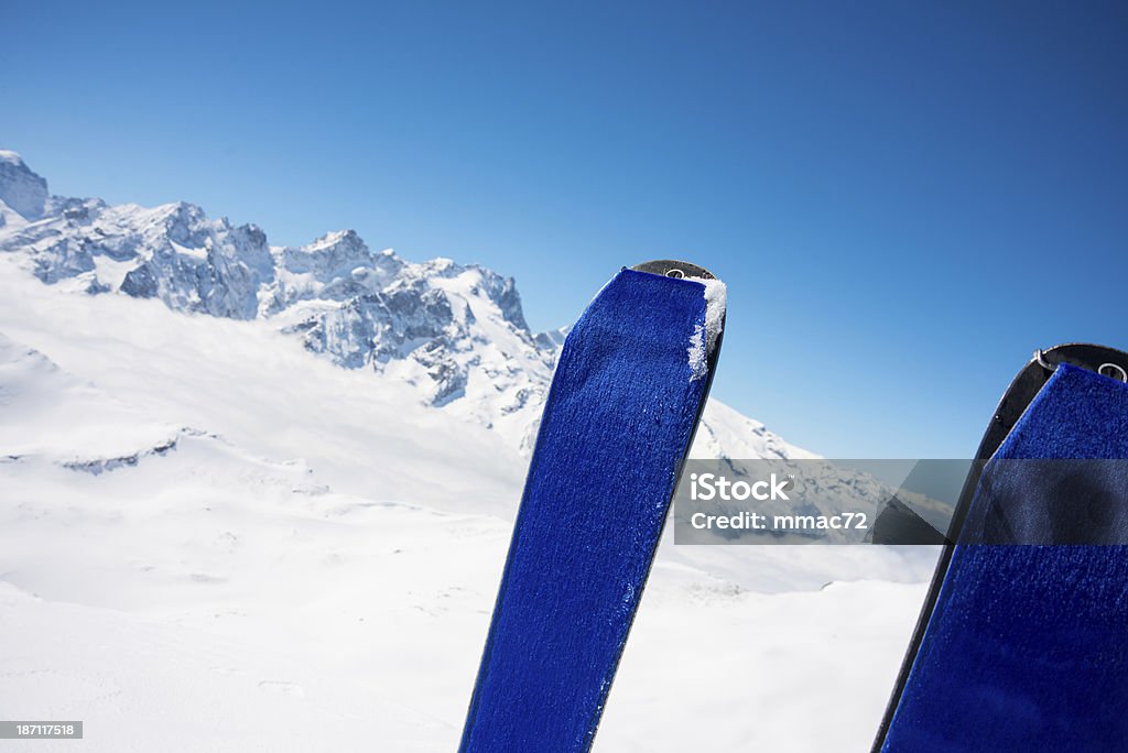 Зимний высокий горный пейзаж с лыжами - Стоковые фото Арктика роялти-фри